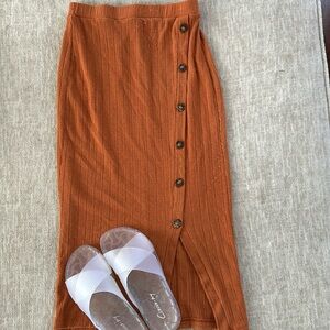 Copper midi skirt with slit and buttons and jelly slides